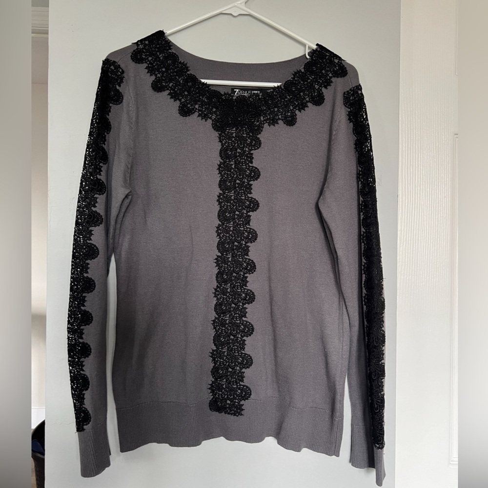 7th Avenue New York & Comp Gray & Black Lace Sweater
